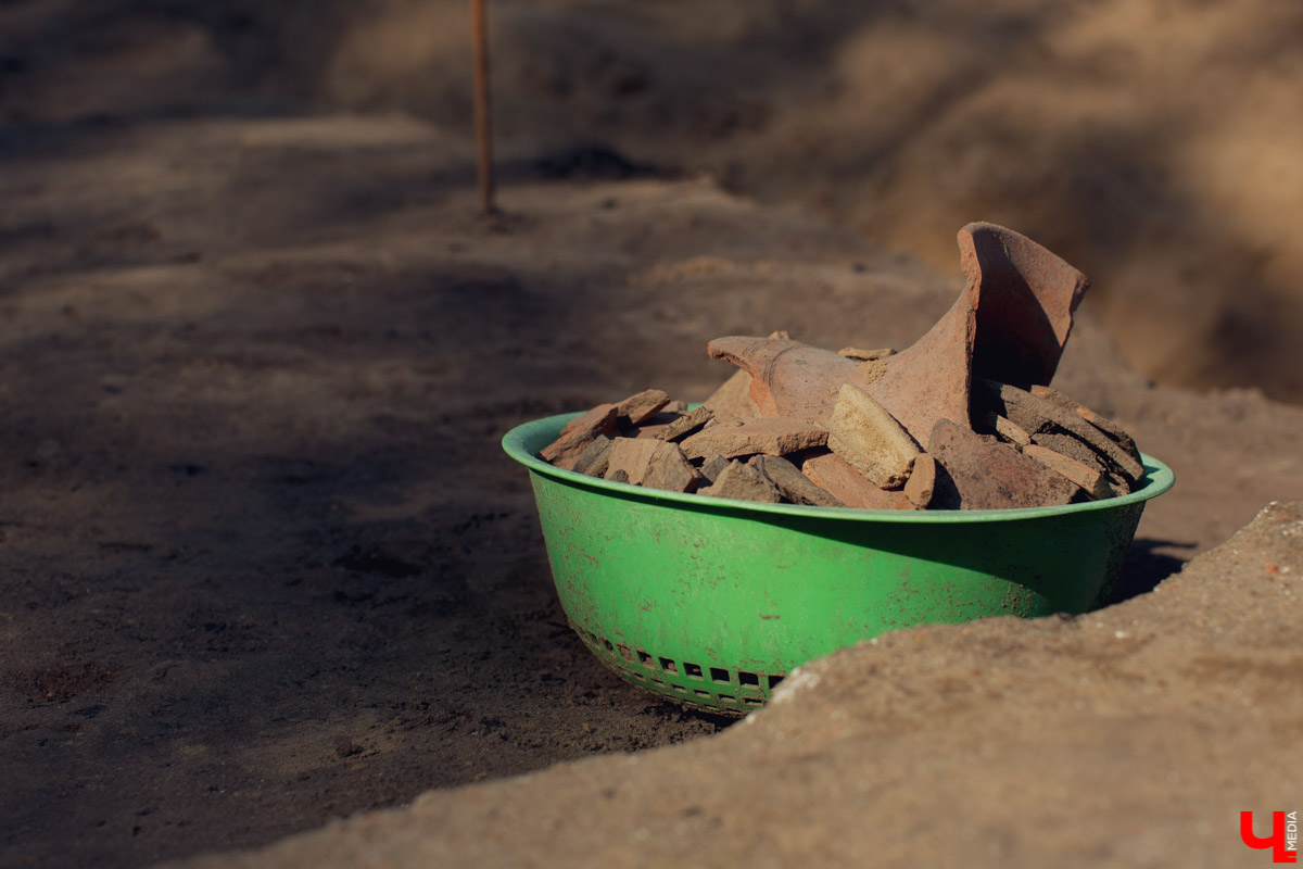 Древние женские украшения, игрушки и ножи 16 века. Специалисты областного центра археологии при ВлГУ обнаружили в центре Владимира фрагменты быта сразу нескольких веков