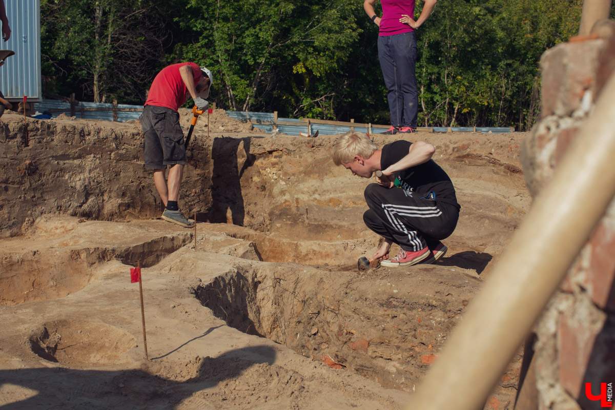 Древние женские украшения, игрушки и ножи 16 века. Специалисты областного центра археологии при ВлГУ обнаружили в центре Владимира фрагменты быта сразу нескольких веков