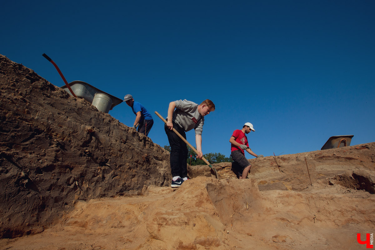 Древние женские украшения, игрушки и ножи 16 века. Специалисты областного центра археологии при ВлГУ обнаружили в центре Владимира фрагменты быта сразу нескольких веков