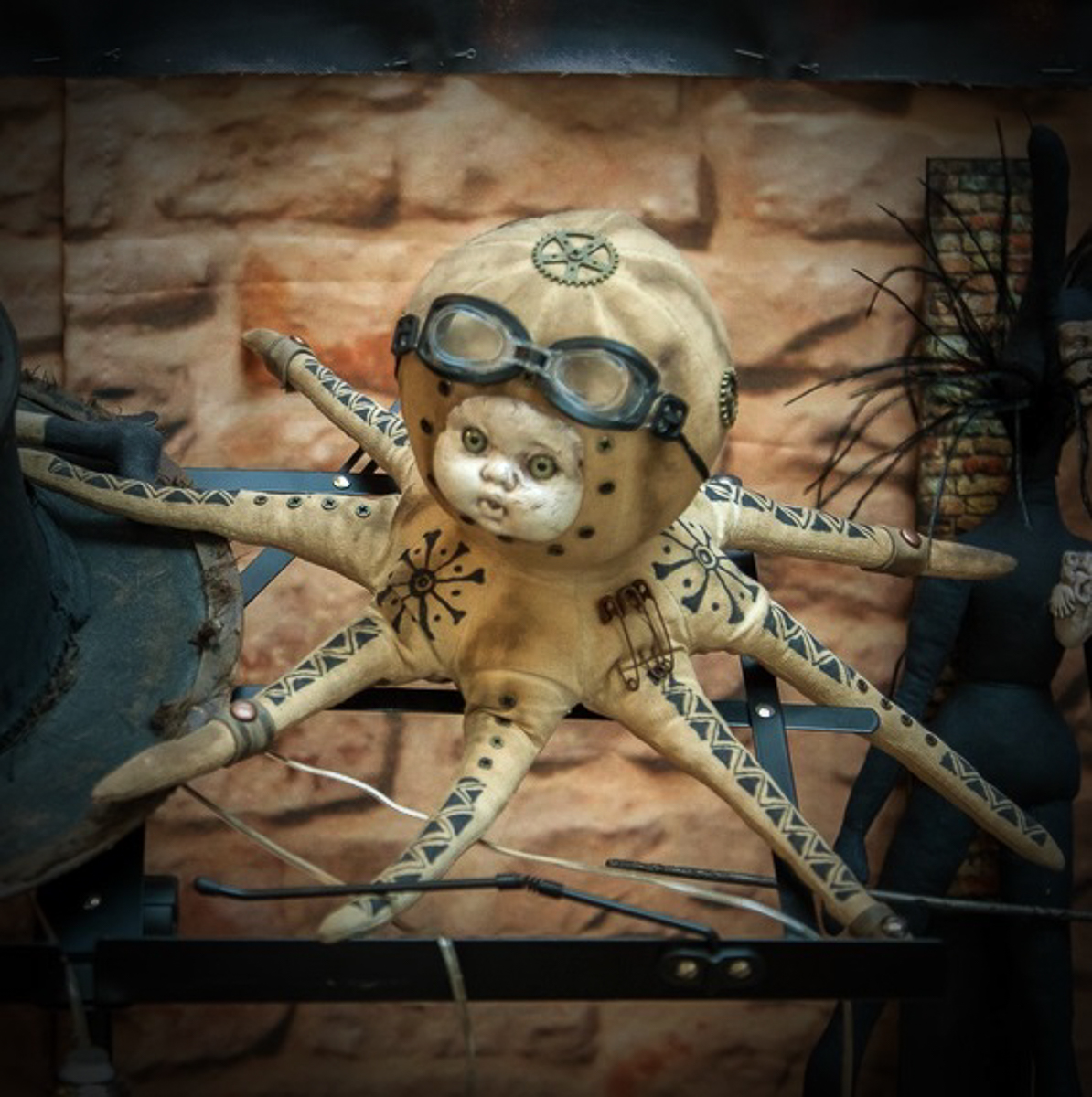 Евгения Гурина из Владимира представила на столичном фестивале творчества свои дизайнерские куклы и украшения. В интервью для «Ключ-Медиа» мастер рассказала о прошедшем мероприятии, а также о том, кто такие Странники и как они могут оживить наш город