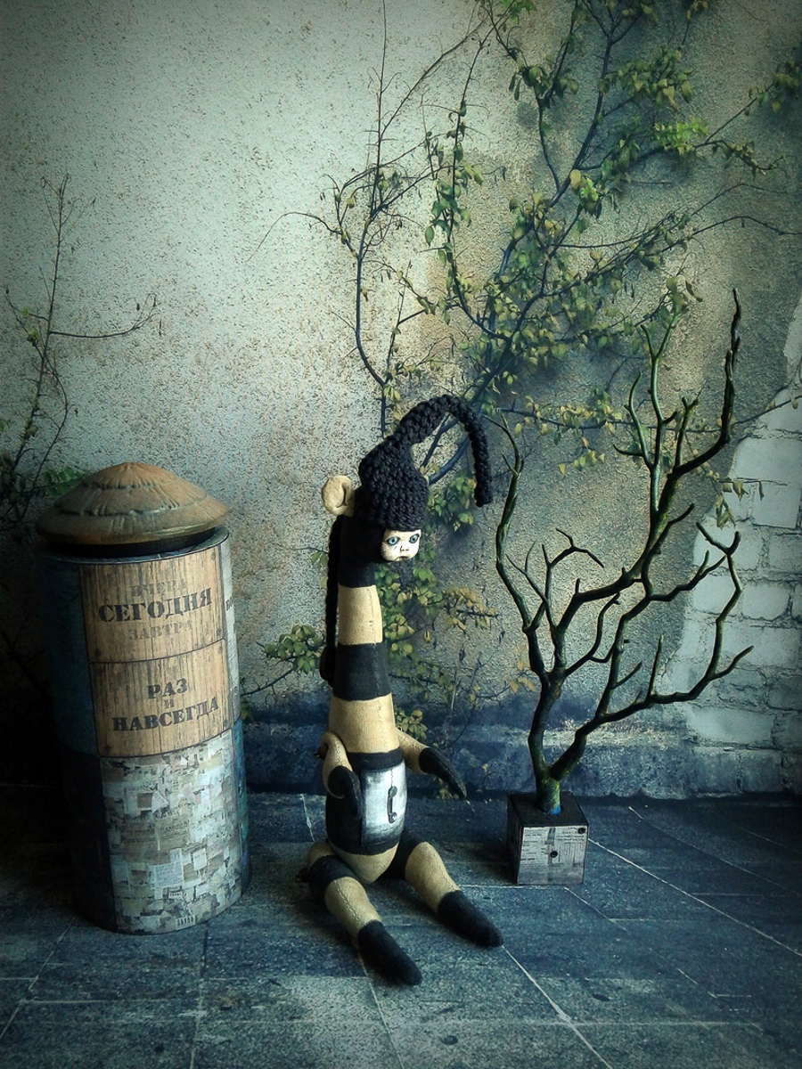 Евгения Гурина из Владимира представила на столичном фестивале творчества свои дизайнерские куклы и украшения. В интервью для «Ключ-Медиа» мастер рассказала о прошедшем мероприятии, а также о том, кто такие Странники и как они могут оживить наш город