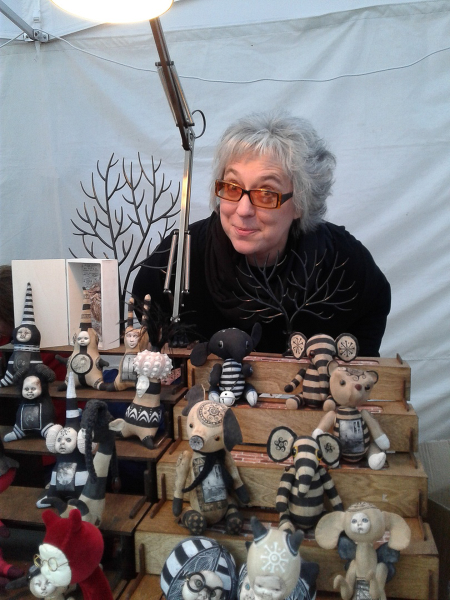 Евгения Гурина из Владимира представила на столичном фестивале творчества свои дизайнерские куклы и украшения. В интервью для «Ключ-Медиа» мастер рассказала о прошедшем мероприятии, а также о том, кто такие Странники и как они могут оживить наш город