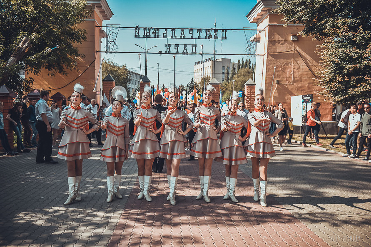 Красивые, статные, изящные. Без них не обходятся самые торжественные события и городские праздники, яркие парады и значимые концерты. Мы пообщались с шестью владимирскими мажоретками и узнали, почему они выбрали именно такой вид деятельности и как на них чаще всего реагируют люди