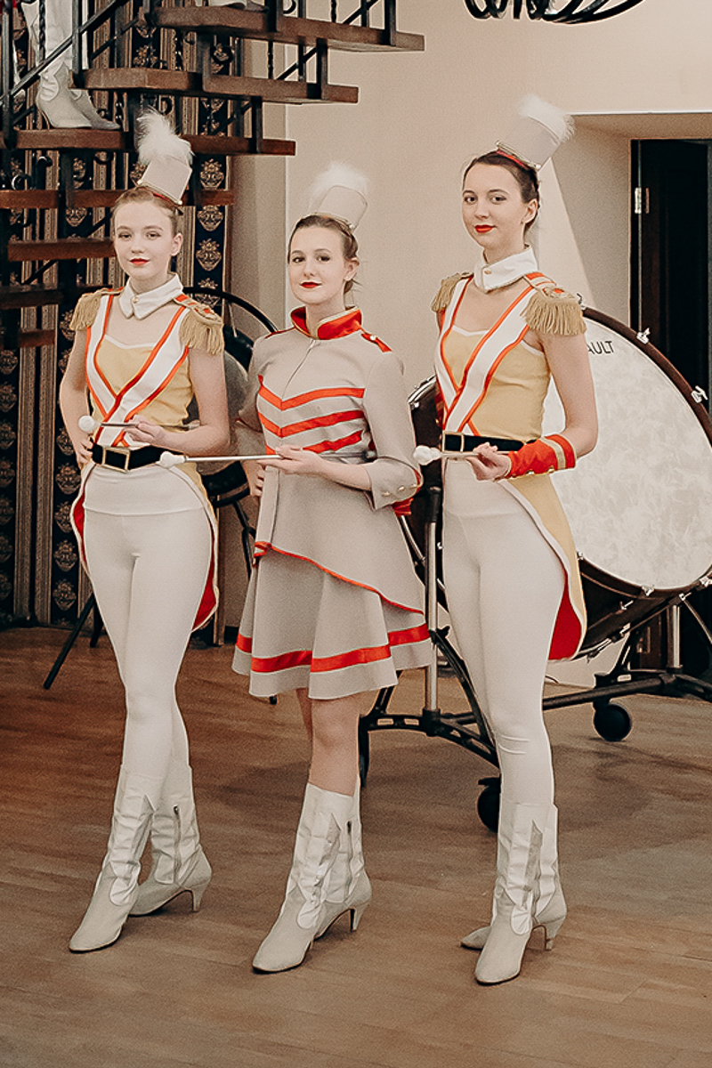 Красивые, статные, изящные. Без них не обходятся самые торжественные события и городские праздники, яркие парады и значимые концерты. Мы пообщались с шестью владимирскими мажоретками и узнали, почему они выбрали именно такой вид деятельности и как на них чаще всего реагируют люди