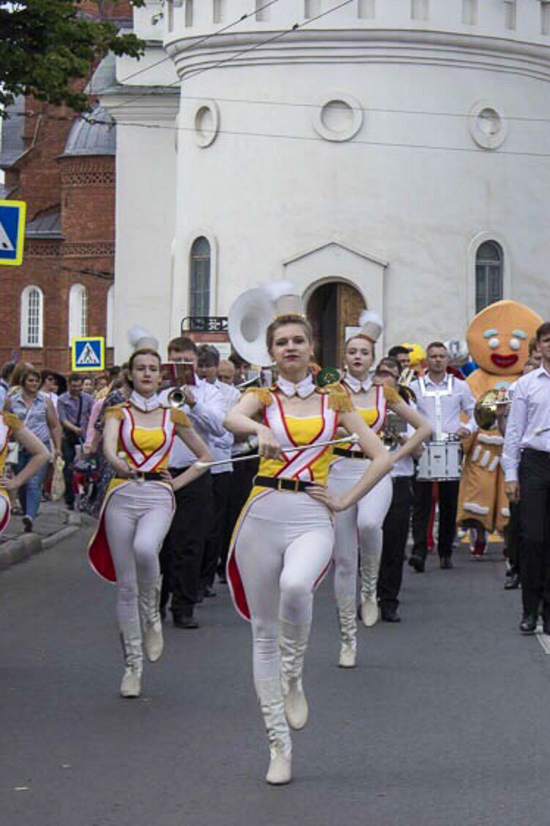 Красивые, статные, изящные. Без них не обходятся самые торжественные события и городские праздники, яркие парады и значимые концерты. Мы пообщались с шестью владимирскими мажоретками и узнали, почему они выбрали именно такой вид деятельности и как на них чаще всего реагируют люди