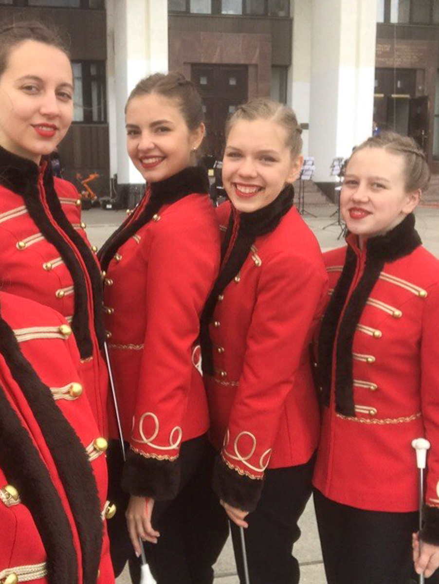 Красивые, статные, изящные. Без них не обходятся самые торжественные события и городские праздники, яркие парады и значимые концерты. Мы пообщались с шестью владимирскими мажоретками и узнали, почему они выбрали именно такой вид деятельности и как на них чаще всего реагируют люди