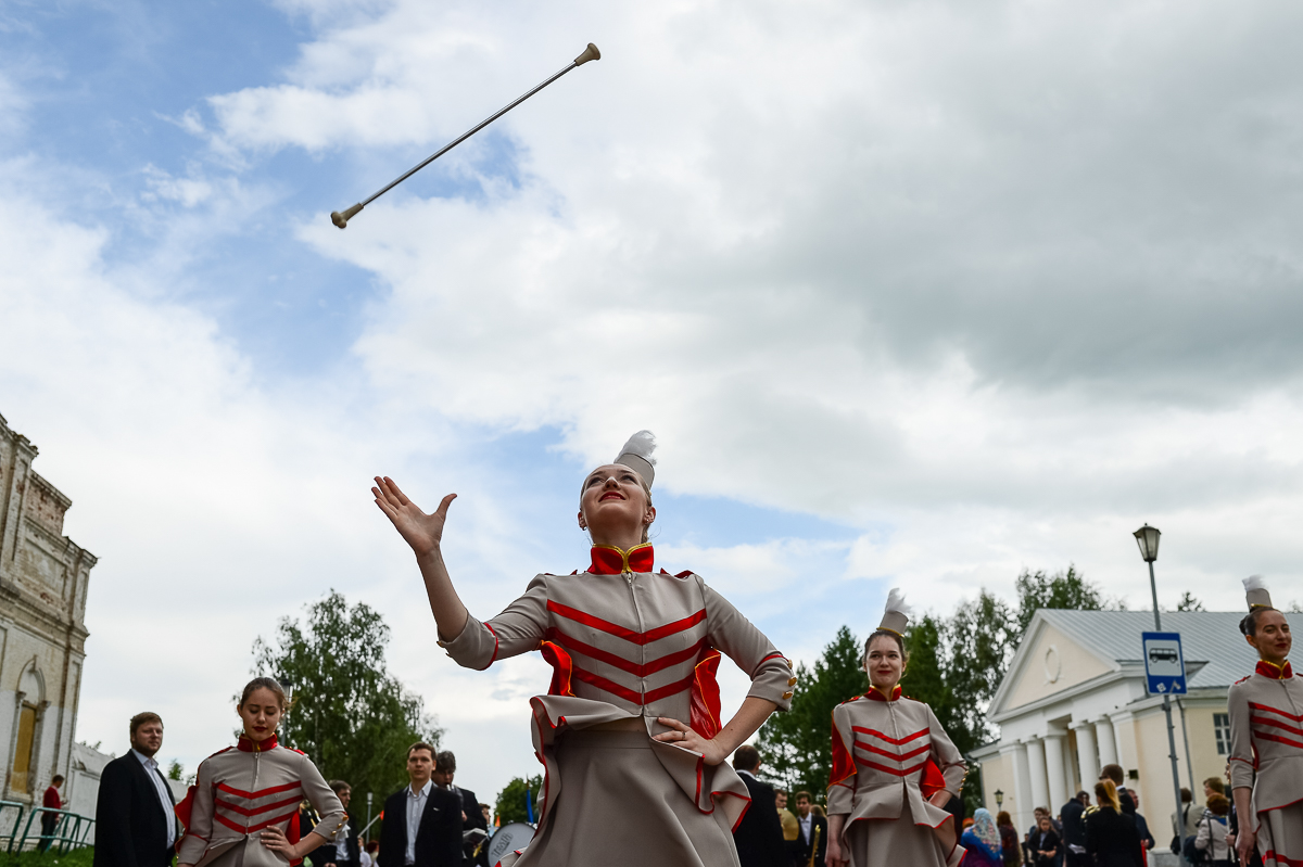 Красивые, статные, изящные. Без них не обходятся самые торжественные события и городские праздники, яркие парады и значимые концерты. Мы пообщались с шестью владимирскими мажоретками и узнали, почему они выбрали именно такой вид деятельности и как на них чаще всего реагируют люди