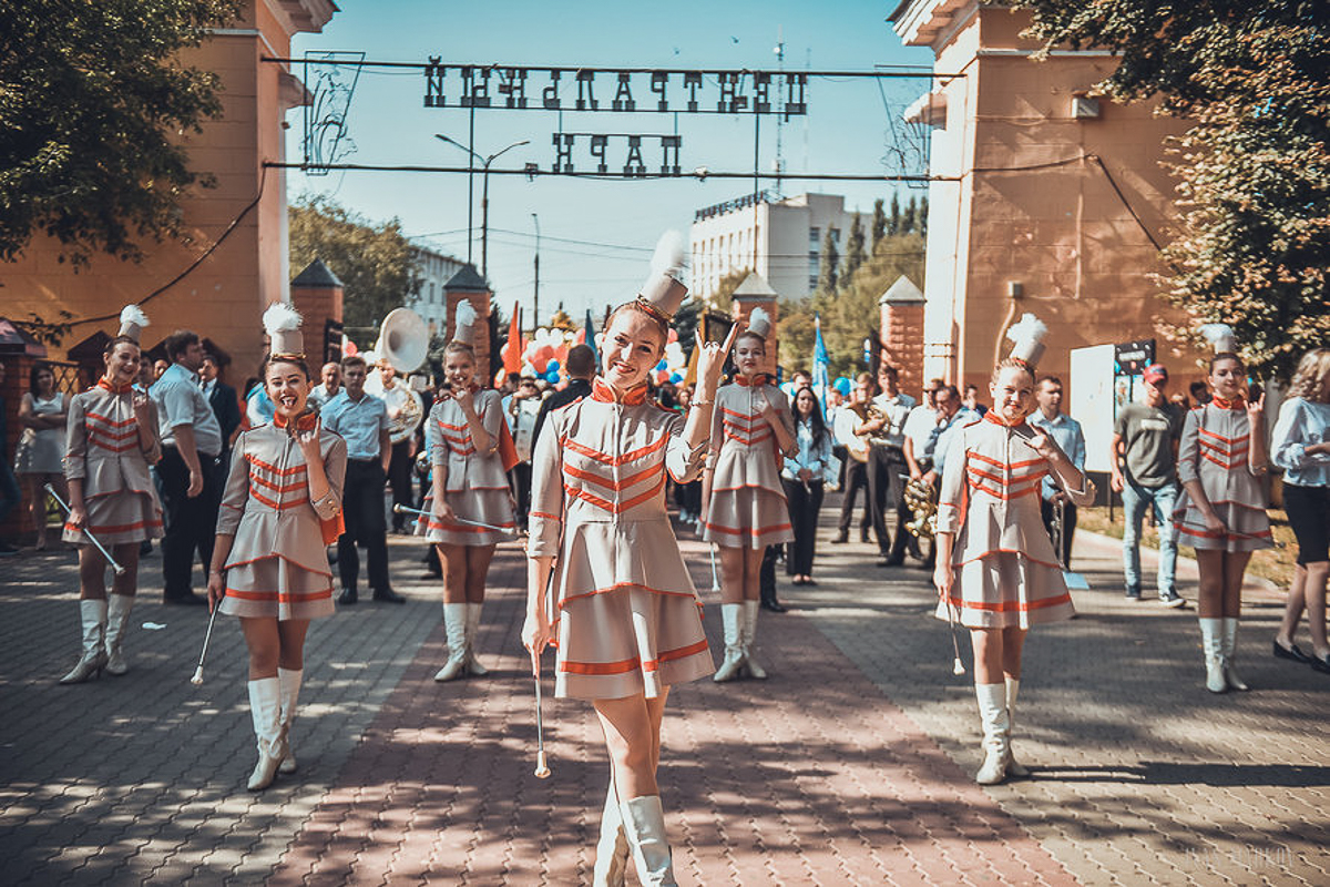 Красивые, статные, изящные. Без них не обходятся самые торжественные события и городские праздники, яркие парады и значимые концерты. Мы пообщались с шестью владимирскими мажоретками и узнали, почему они выбрали именно такой вид деятельности и как на них чаще всего реагируют люди