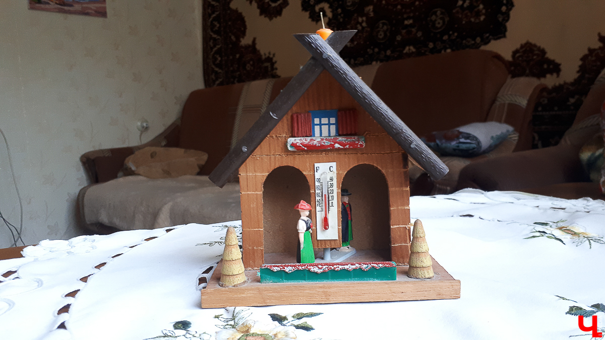 Мы попросили горожан показать вещи, напоминающие о советской эпохе. Часы с кукушкой, хрусталь в серванте, ковры на стенах - эти и другие винтажные предметы во многих квартирах хранятся до сих пор