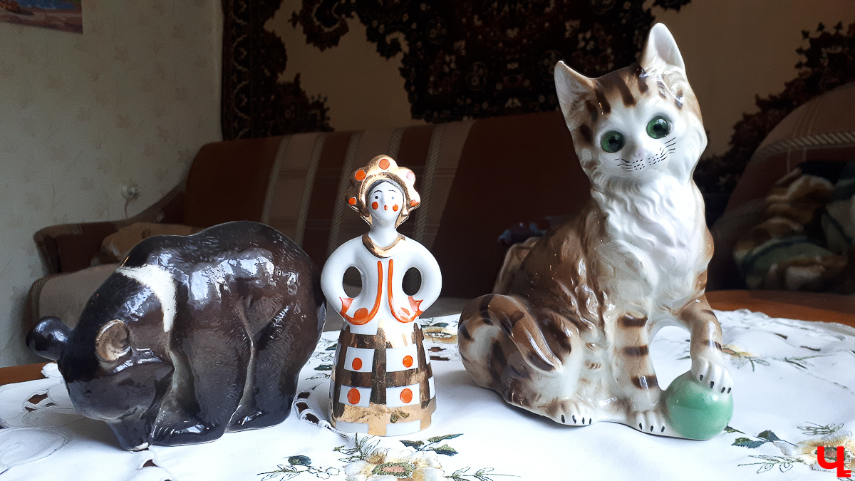 Мы попросили горожан показать вещи, напоминающие о советской эпохе. Часы с кукушкой, хрусталь в серванте, ковры на стенах - эти и другие винтажные предметы во многих квартирах хранятся до сих пор