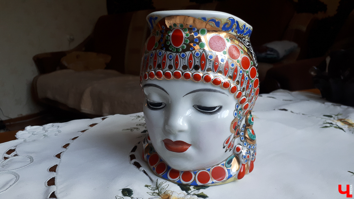 Мы попросили горожан показать вещи, напоминающие о советской эпохе. Часы с кукушкой, хрусталь в серванте, ковры на стенах - эти и другие винтажные предметы во многих квартирах хранятся до сих пор