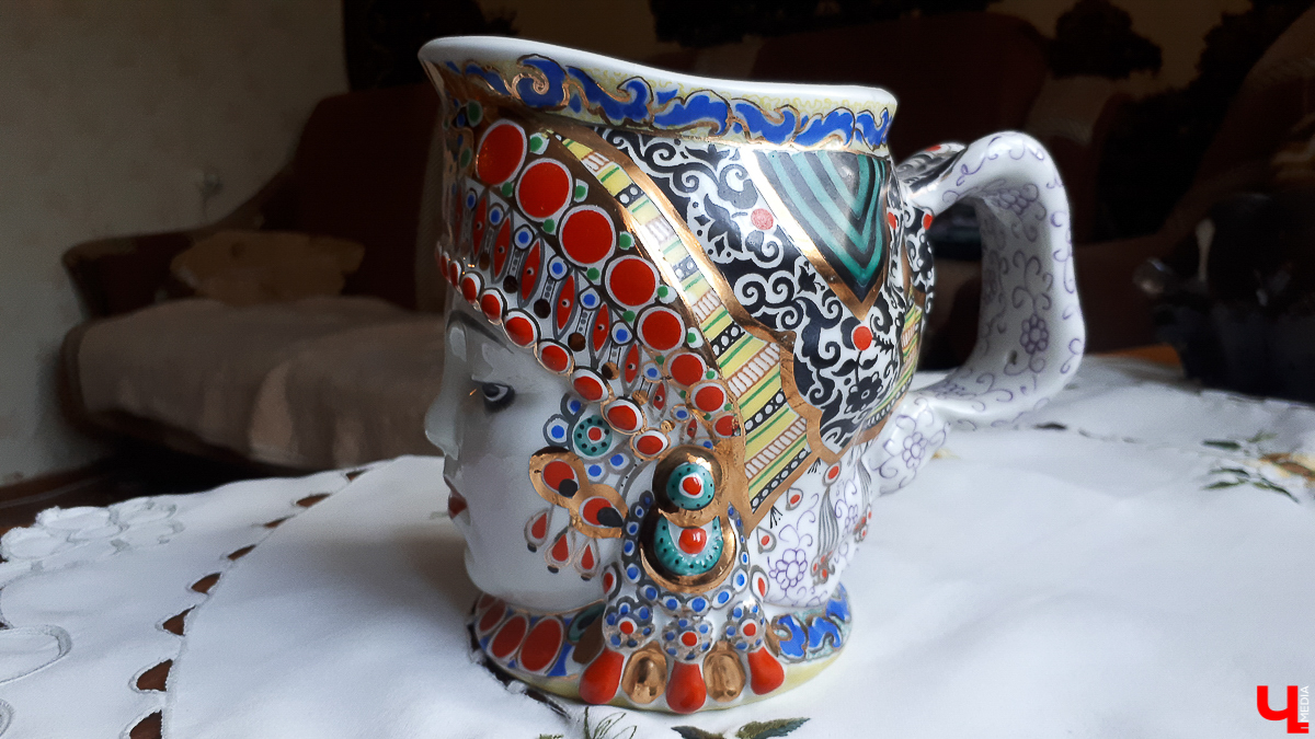 Мы попросили горожан показать вещи, напоминающие о советской эпохе. Часы с кукушкой, хрусталь в серванте, ковры на стенах - эти и другие винтажные предметы во многих квартирах хранятся до сих пор