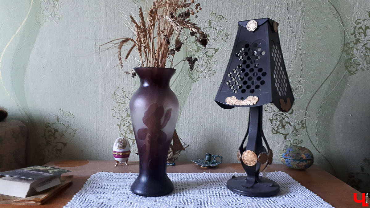 Мы попросили горожан показать вещи, напоминающие о советской эпохе. Часы с кукушкой, хрусталь в серванте, ковры на стенах - эти и другие винтажные предметы во многих квартирах хранятся до сих пор