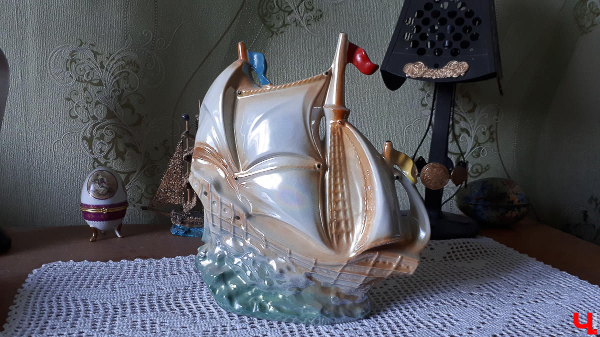 Мы попросили горожан показать вещи, напоминающие о советской эпохе. Часы с кукушкой, хрусталь в серванте, ковры на стенах - эти и другие винтажные предметы во многих квартирах хранятся до сих пор