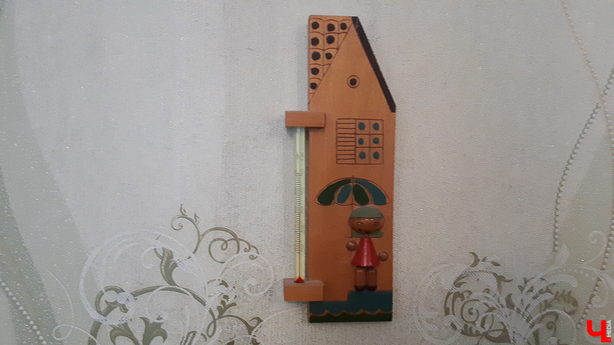 Мы попросили горожан показать вещи, напоминающие о советской эпохе. Часы с кукушкой, хрусталь в серванте, ковры на стенах - эти и другие винтажные предметы во многих квартирах хранятся до сих пор