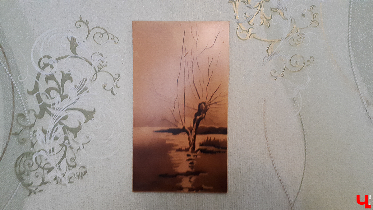 Мы попросили горожан показать вещи, напоминающие о советской эпохе. Часы с кукушкой, хрусталь в серванте, ковры на стенах - эти и другие винтажные предметы во многих квартирах хранятся до сих пор