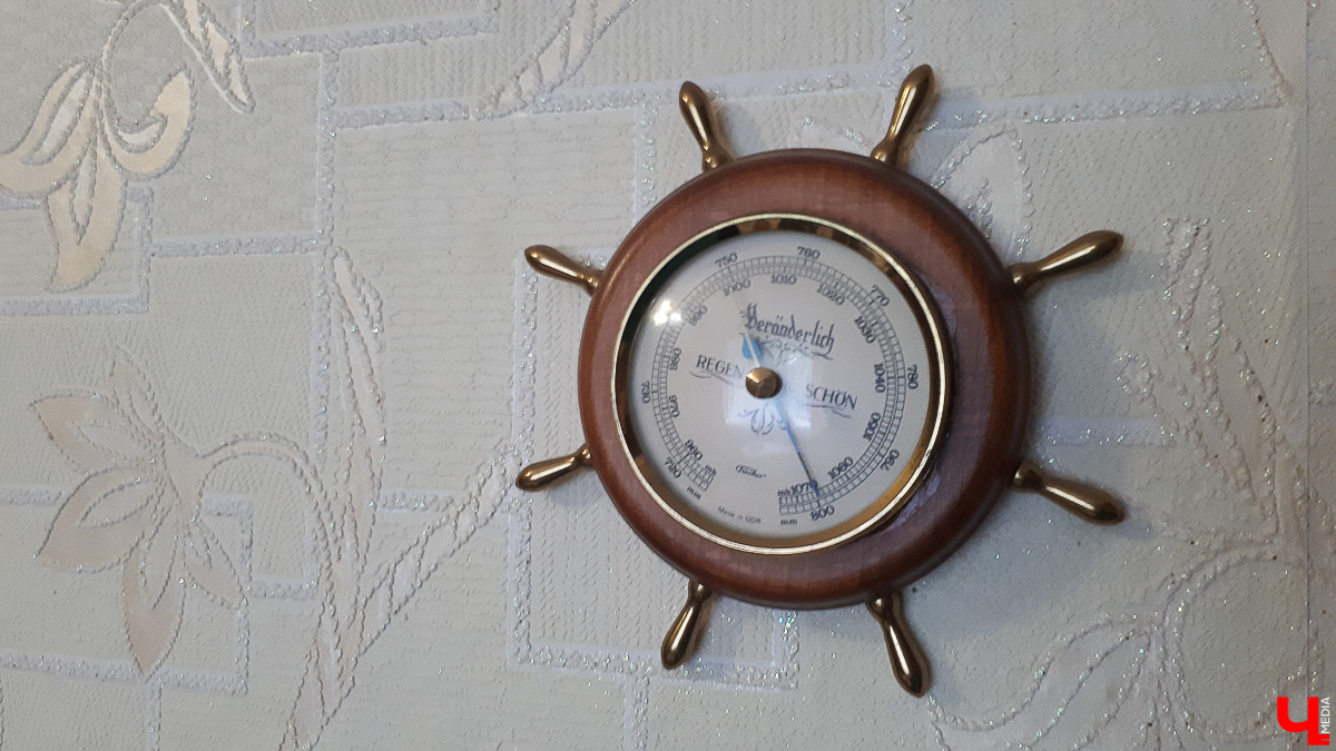 Мы попросили горожан показать вещи, напоминающие о советской эпохе. Часы с кукушкой, хрусталь в серванте, ковры на стенах - эти и другие винтажные предметы во многих квартирах хранятся до сих пор