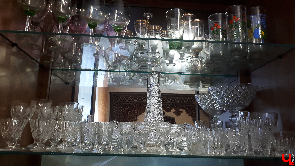 Мы попросили горожан показать вещи, напоминающие о советской эпохе. Часы с кукушкой, хрусталь в серванте, ковры на стенах - эти и другие винтажные предметы во многих квартирах хранятся до сих пор