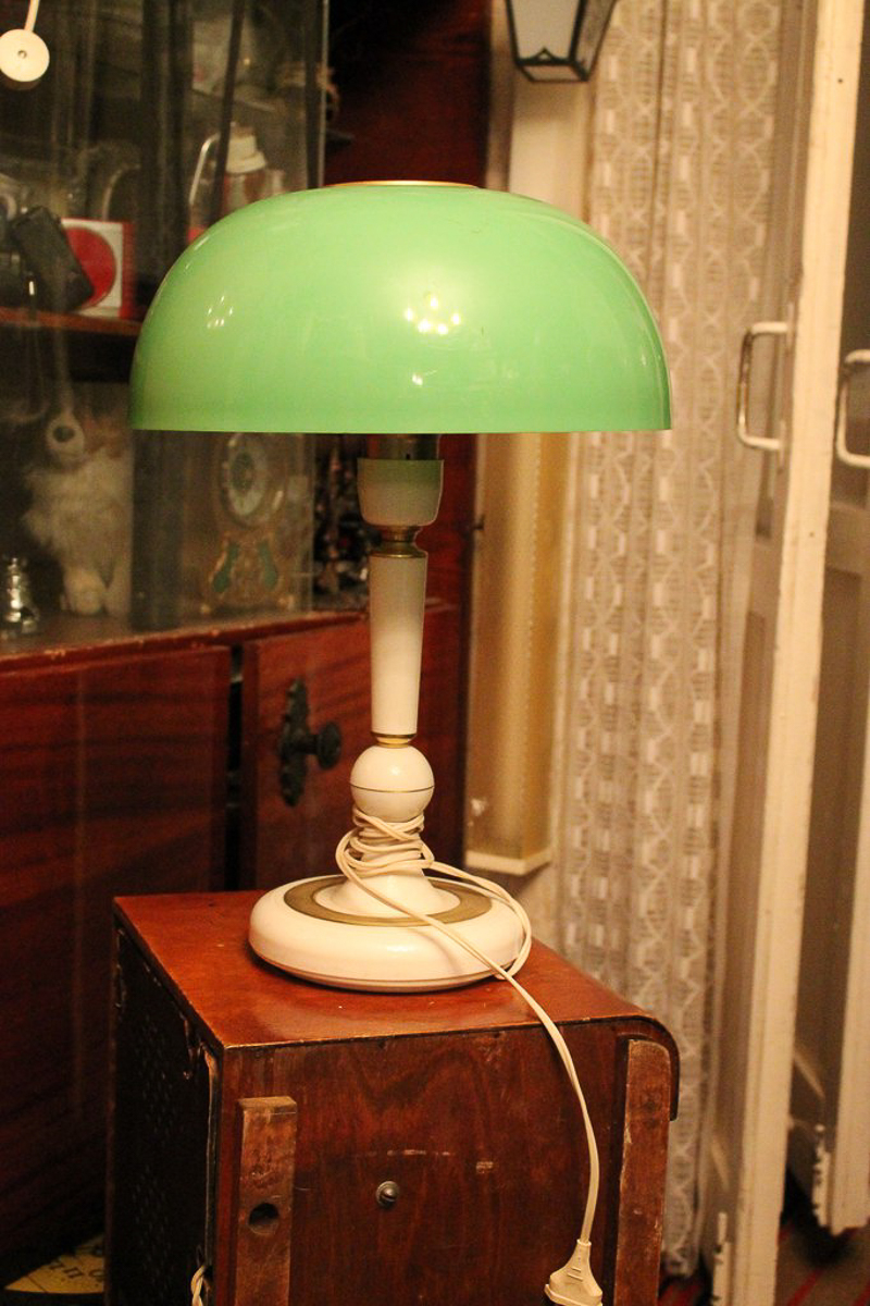 Мы попросили горожан показать вещи, напоминающие о советской эпохе. Часы с кукушкой, хрусталь в серванте, ковры на стенах - эти и другие винтажные предметы во многих квартирах хранятся до сих пор