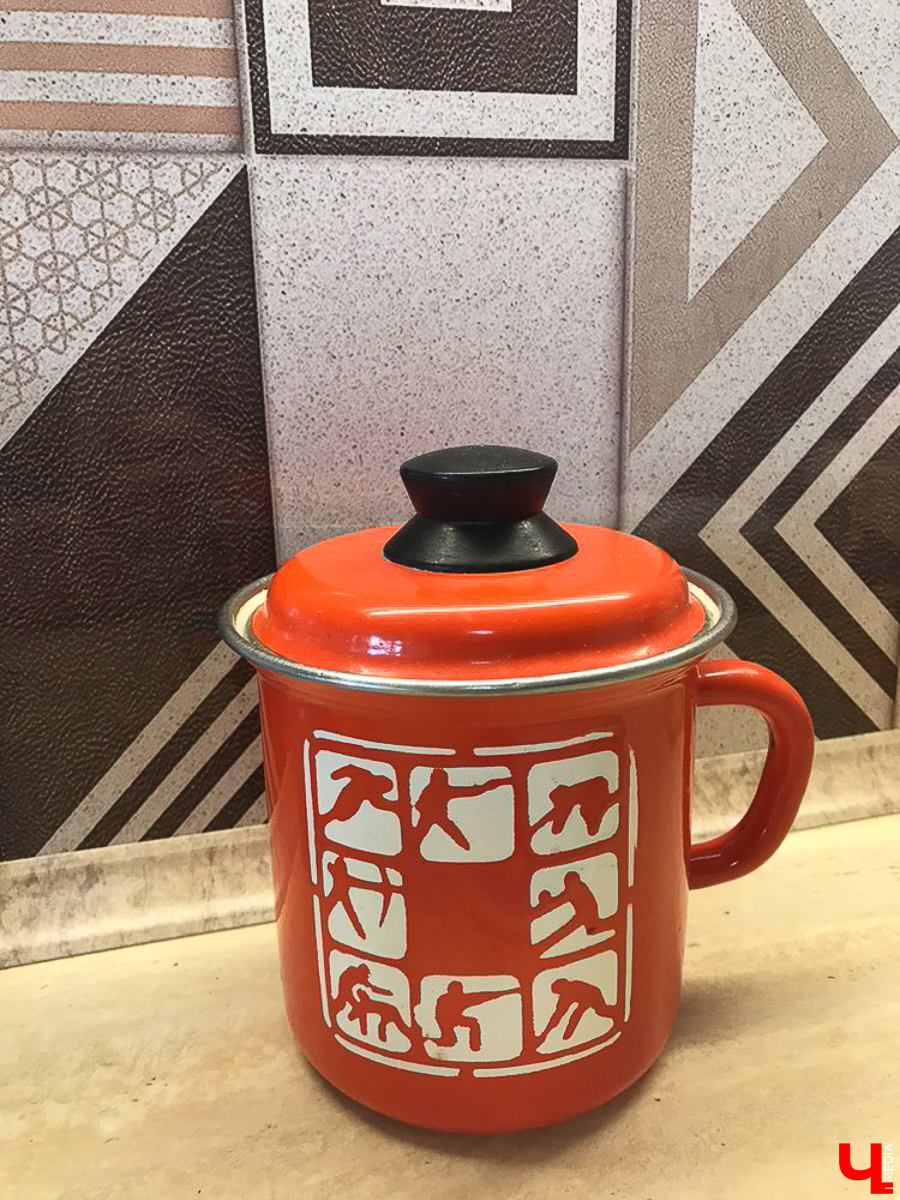 Мы попросили горожан показать вещи, напоминающие о советской эпохе. Часы с кукушкой, хрусталь в серванте, ковры на стенах - эти и другие винтажные предметы во многих квартирах хранятся до сих пор