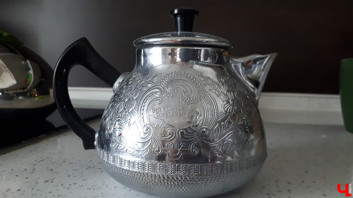 Мы попросили горожан показать вещи, напоминающие о советской эпохе. Часы с кукушкой, хрусталь в серванте, ковры на стенах - эти и другие винтажные предметы во многих квартирах хранятся до сих пор