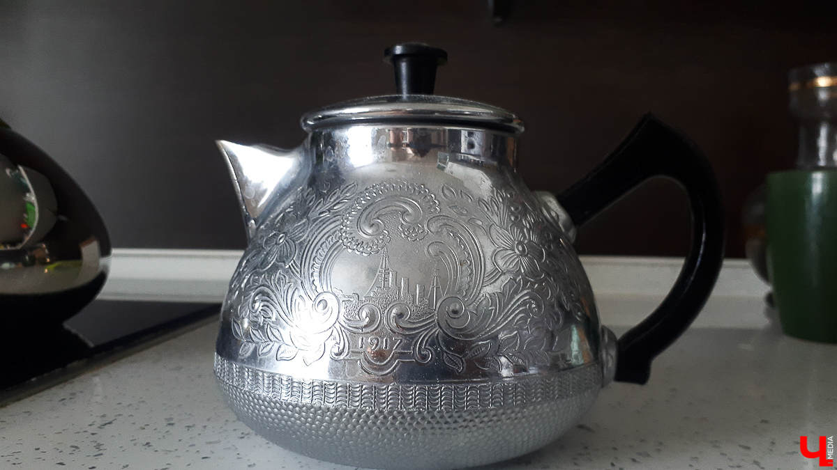 Мы попросили горожан показать вещи, напоминающие о советской эпохе. Часы с кукушкой, хрусталь в серванте, ковры на стенах - эти и другие винтажные предметы во многих квартирах хранятся до сих пор