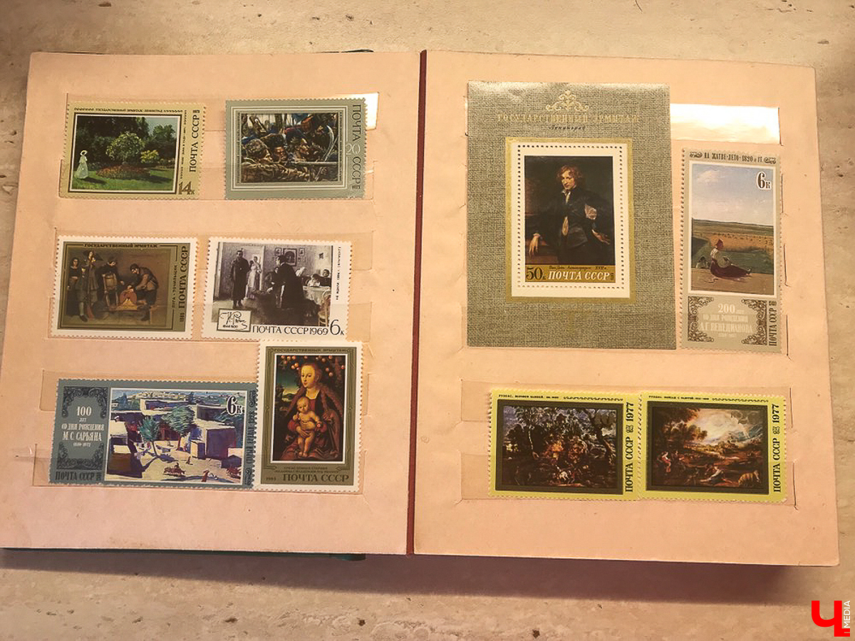 Мы попросили горожан показать вещи, напоминающие о советской эпохе. Часы с кукушкой, хрусталь в серванте, ковры на стенах - эти и другие винтажные предметы во многих квартирах хранятся до сих пор