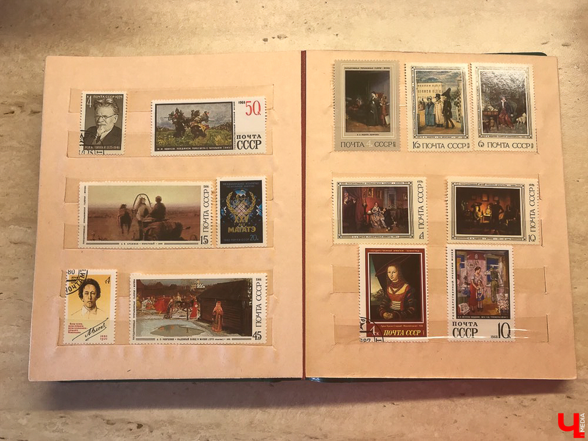 Мы попросили горожан показать вещи, напоминающие о советской эпохе. Часы с кукушкой, хрусталь в серванте, ковры на стенах - эти и другие винтажные предметы во многих квартирах хранятся до сих пор