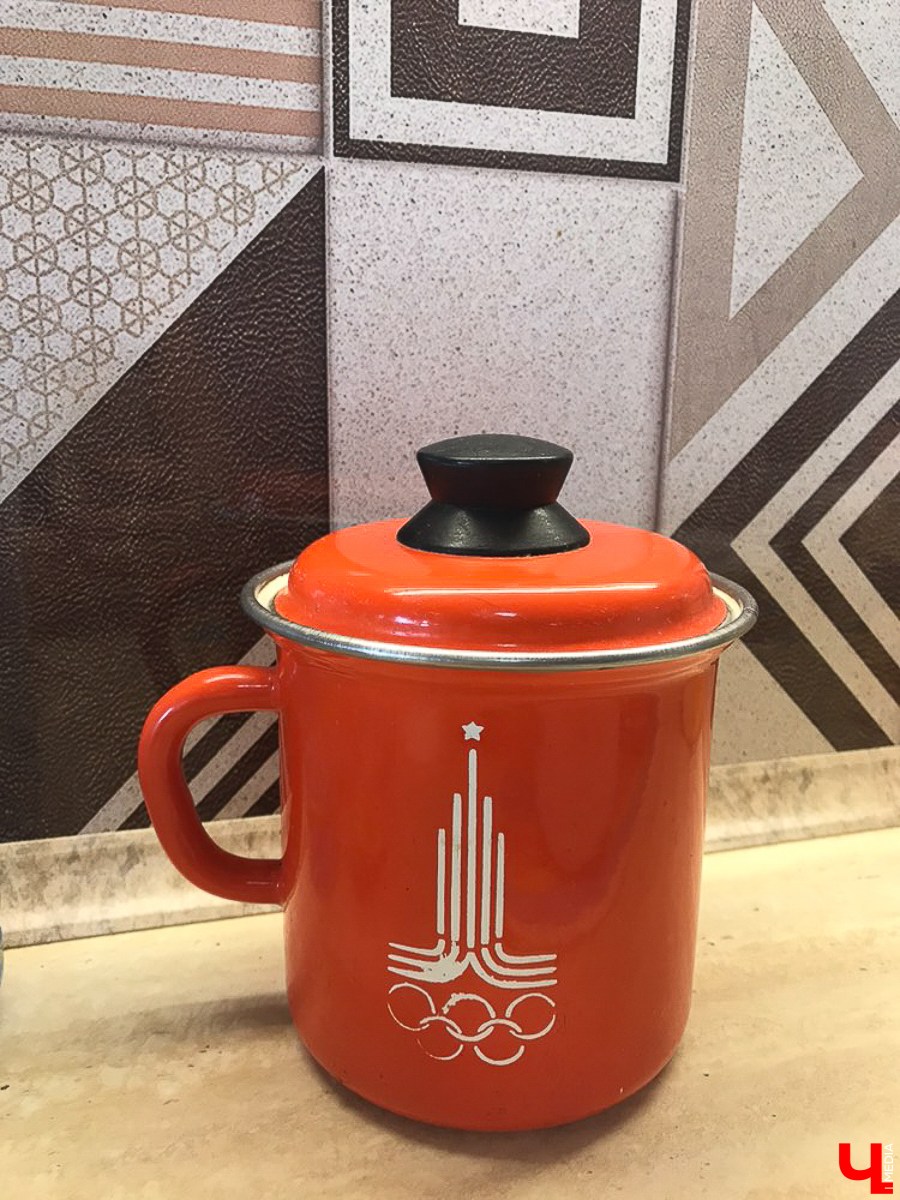 Мы попросили горожан показать вещи, напоминающие о советской эпохе. Часы с кукушкой, хрусталь в серванте, ковры на стенах - эти и другие винтажные предметы во многих квартирах хранятся до сих пор