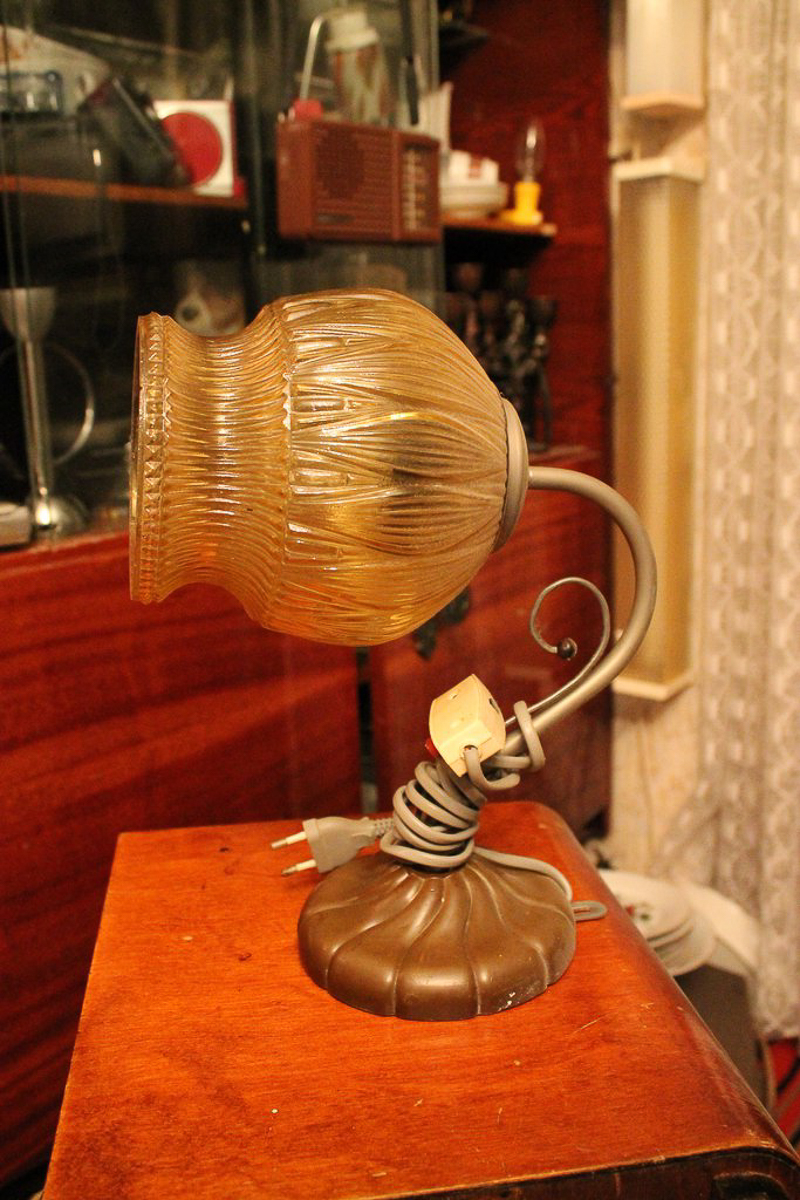 Мы попросили горожан показать вещи, напоминающие о советской эпохе. Часы с кукушкой, хрусталь в серванте, ковры на стенах - эти и другие винтажные предметы во многих квартирах хранятся до сих пор