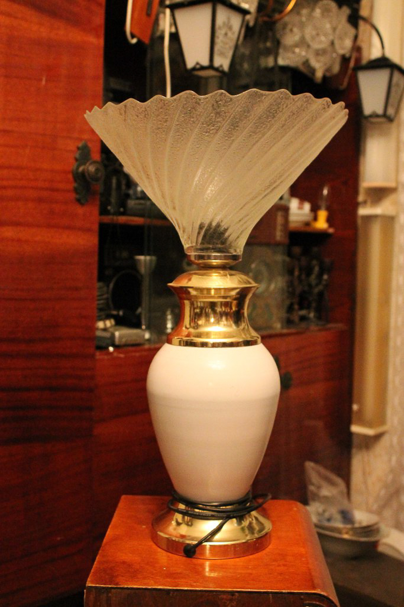 Мы попросили горожан показать вещи, напоминающие о советской эпохе. Часы с кукушкой, хрусталь в серванте, ковры на стенах - эти и другие винтажные предметы во многих квартирах хранятся до сих пор