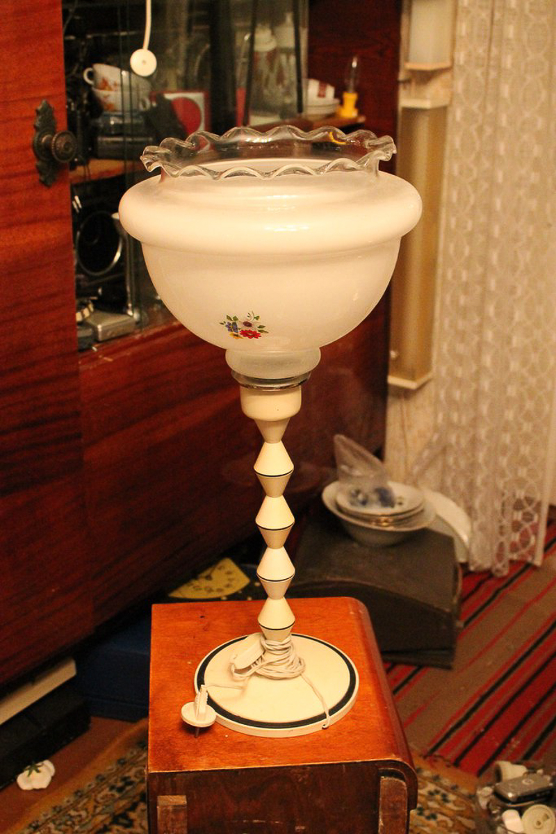 Мы попросили горожан показать вещи, напоминающие о советской эпохе. Часы с кукушкой, хрусталь в серванте, ковры на стенах - эти и другие винтажные предметы во многих квартирах хранятся до сих пор