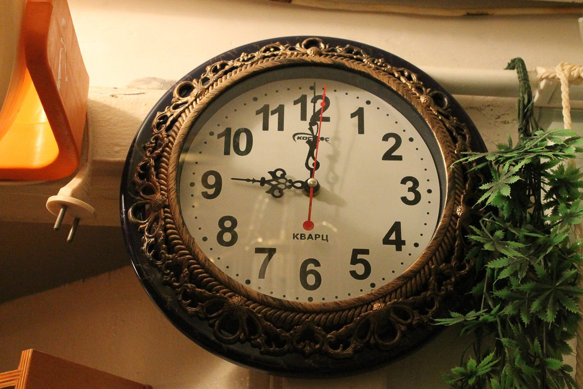 Мы попросили горожан показать вещи, напоминающие о советской эпохе. Часы с кукушкой, хрусталь в серванте, ковры на стенах - эти и другие винтажные предметы во многих квартирах хранятся до сих пор