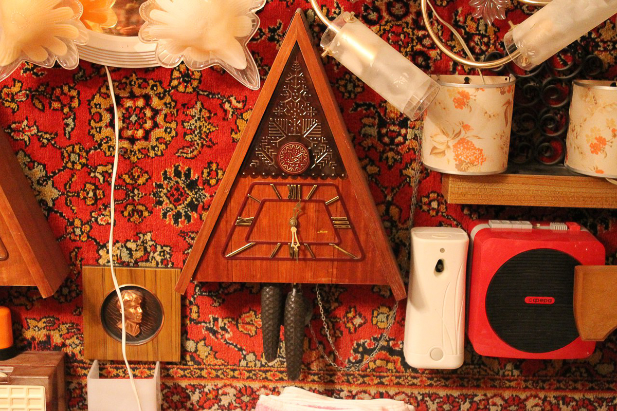 Мы попросили горожан показать вещи, напоминающие о советской эпохе. Часы с кукушкой, хрусталь в серванте, ковры на стенах - эти и другие винтажные предметы во многих квартирах хранятся до сих пор