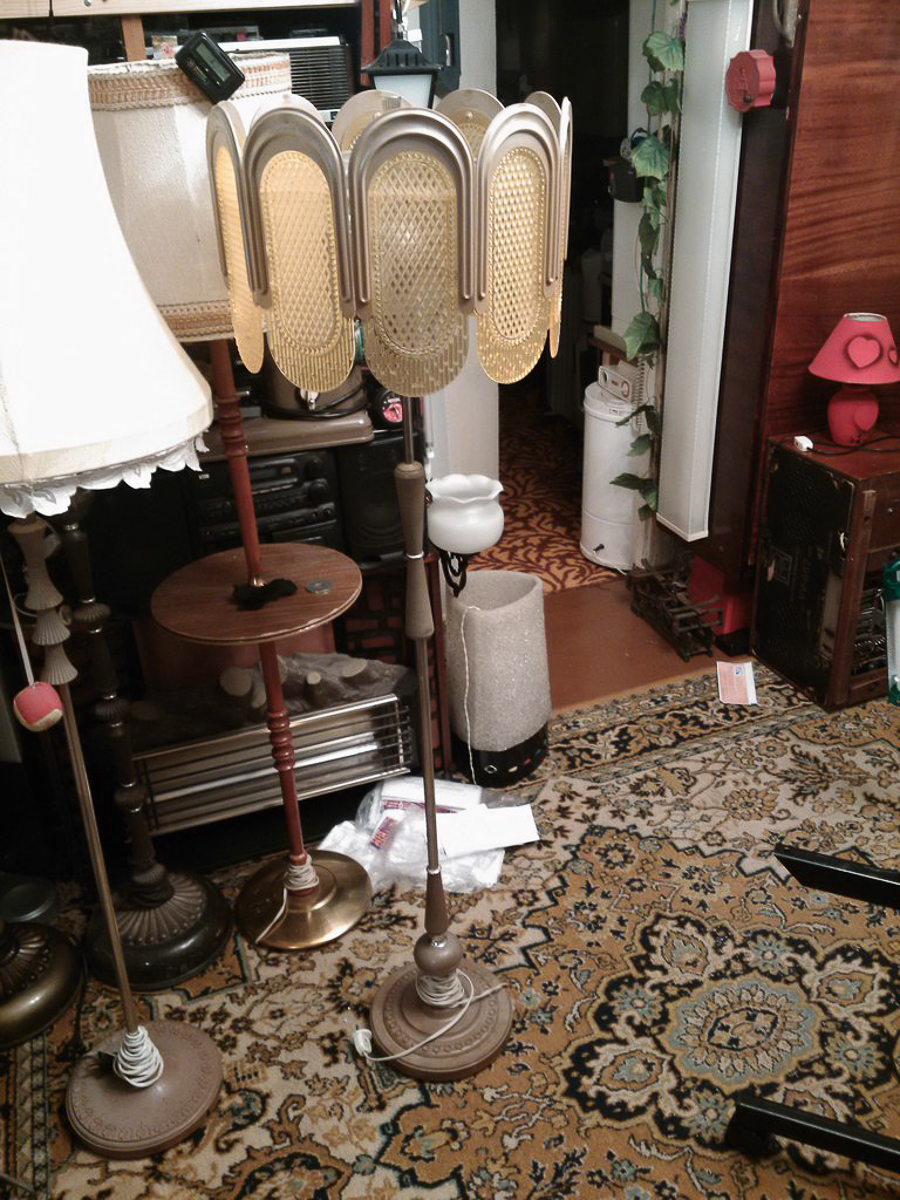 Мы попросили горожан показать вещи, напоминающие о советской эпохе. Часы с кукушкой, хрусталь в серванте, ковры на стенах - эти и другие винтажные предметы во многих квартирах хранятся до сих пор