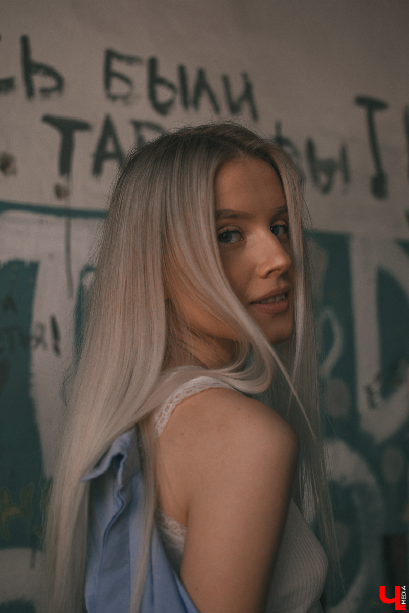 Во Владимире немного распогодилось. Самое время облачиться в светлый наряд. Героиня нашей рубрики, визажист Екатерина Глухова, как раз предпочитает в своей одежде максимум белого цвета