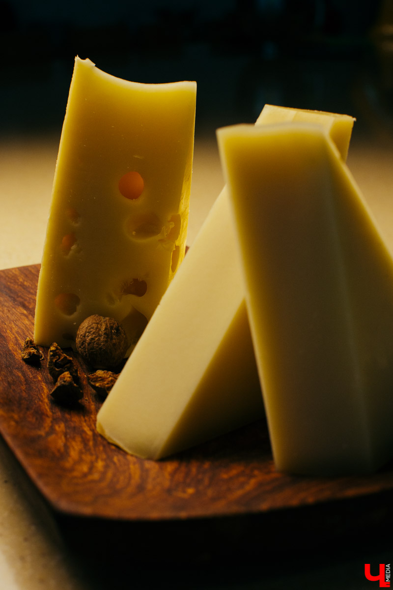 Бренд-шеф Roulet Дмитрий Орловский показал, как готовить фондю, а педагог Венского балета Сергей Игнатьев - как его танцевать