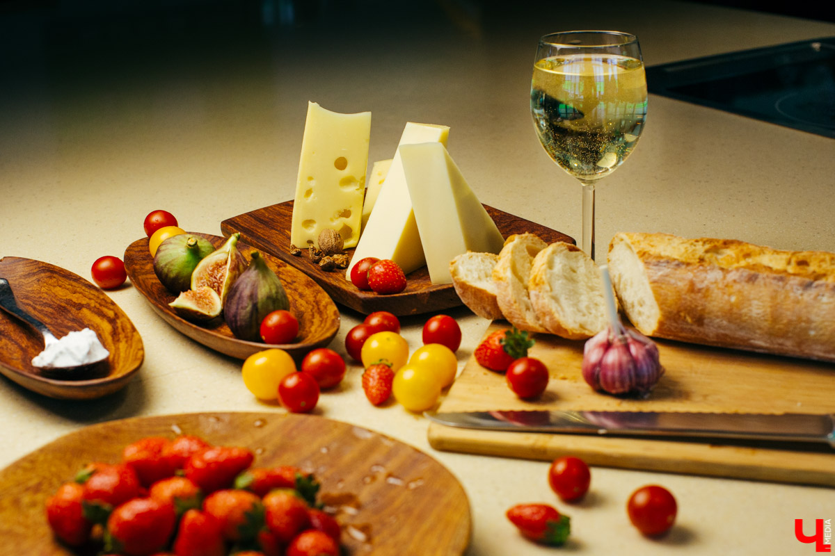 Бренд-шеф Roulet Дмитрий Орловский показал, как готовить фондю, а педагог Венского балета Сергей Игнатьев - как его танцевать