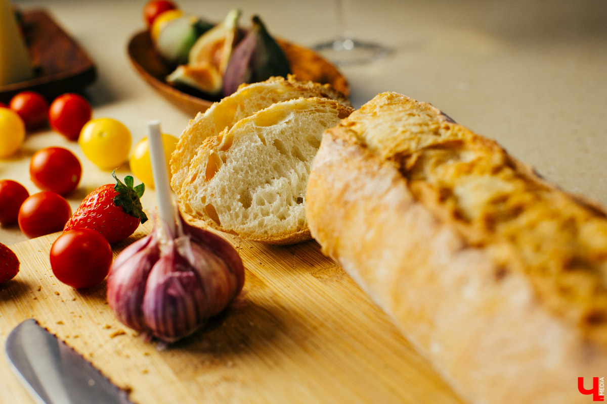 Бренд-шеф Roulet Дмитрий Орловский показал, как готовить фондю, а педагог Венского балета Сергей Игнатьев - как его танцевать