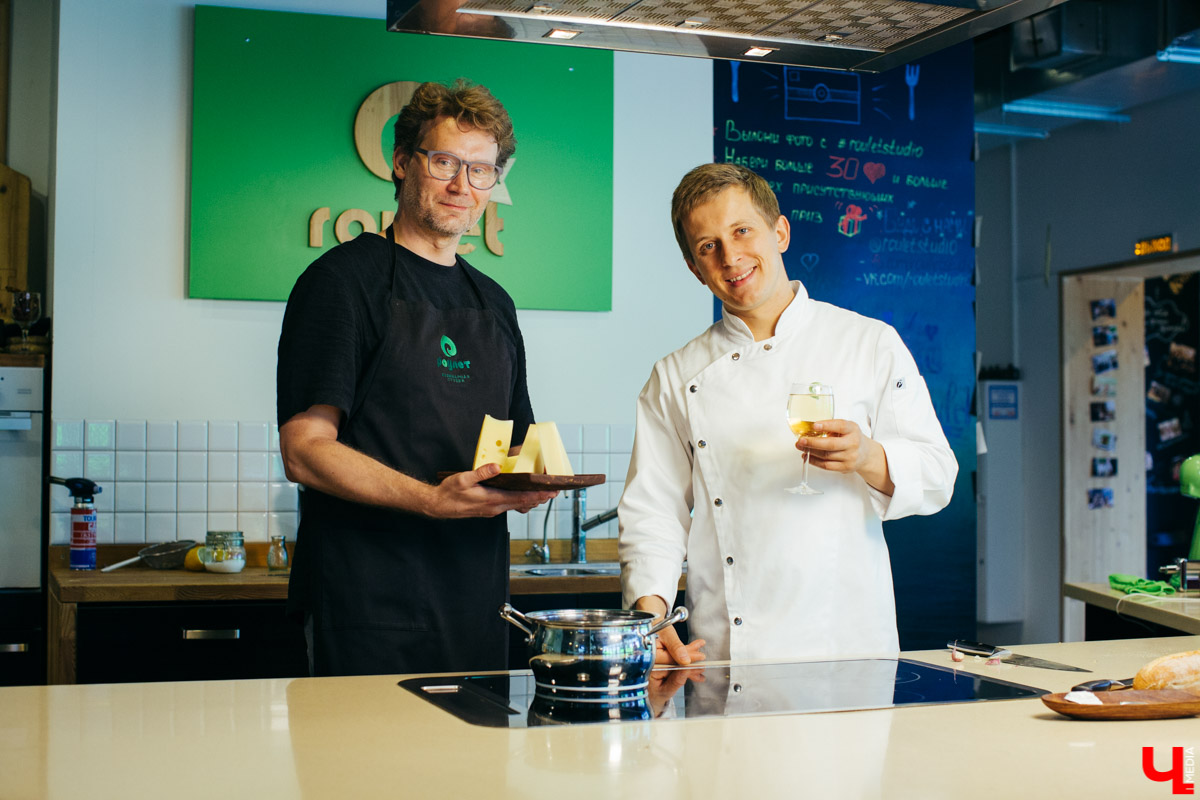 Бренд-шеф Roulet Дмитрий Орловский показал, как готовить фондю, а педагог Венского балета Сергей Игнатьев - как его танцевать