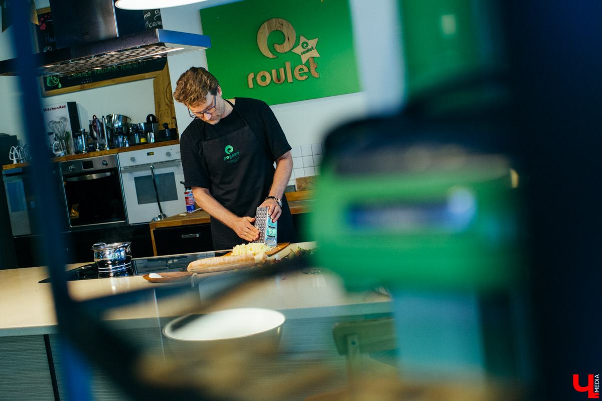 Бренд-шеф Roulet Дмитрий Орловский показал, как готовить фондю, а педагог Венского балета Сергей Игнатьев - как его танцевать