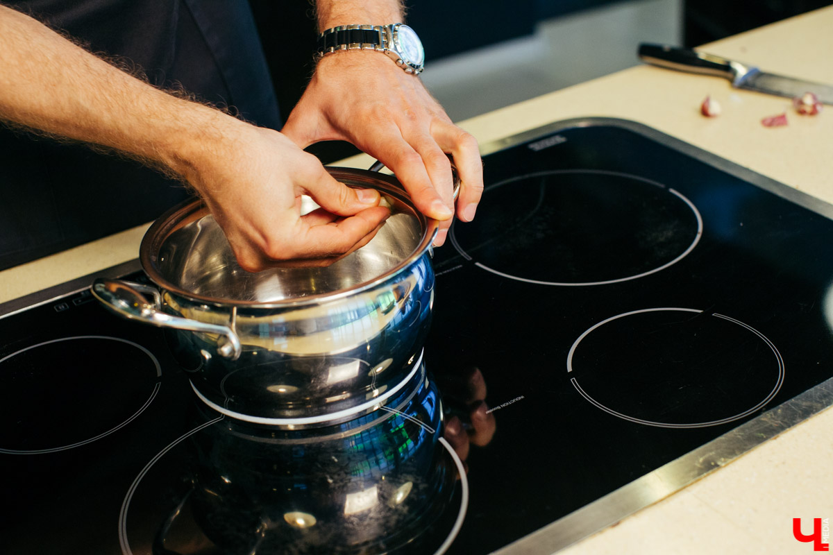 Бренд-шеф Roulet Дмитрий Орловский показал, как готовить фондю, а педагог Венского балета Сергей Игнатьев - как его танцевать