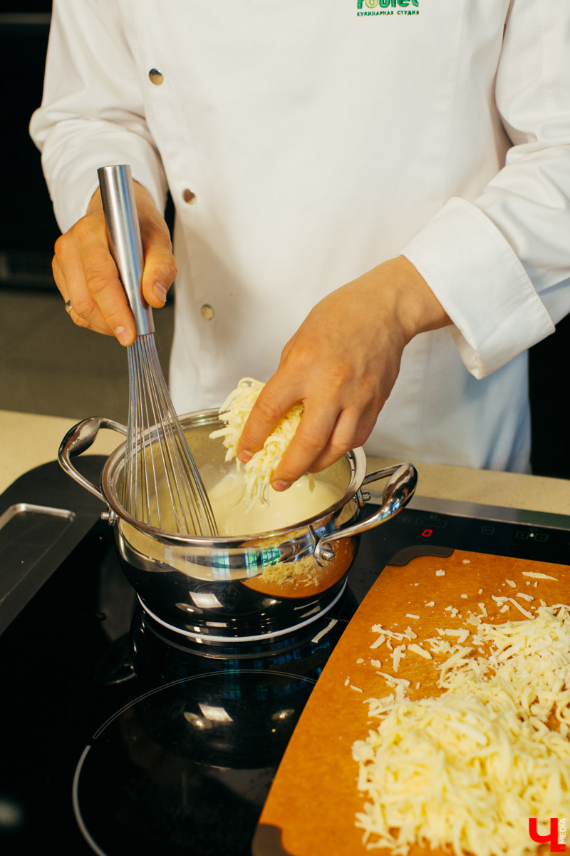 Бренд-шеф Roulet Дмитрий Орловский показал, как готовить фондю, а педагог Венского балета Сергей Игнатьев - как его танцевать