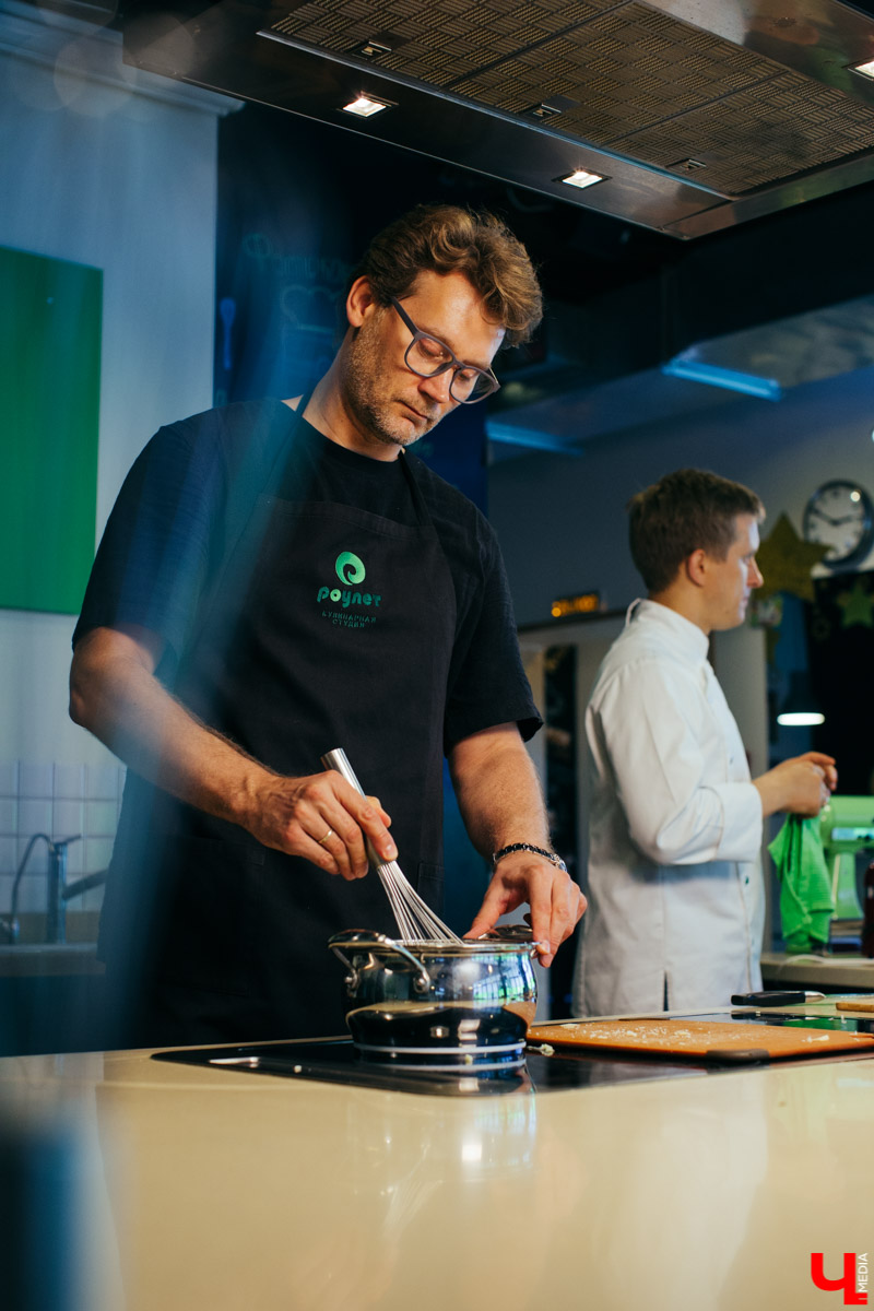 Бренд-шеф Roulet Дмитрий Орловский показал, как готовить фондю, а педагог Венского балета Сергей Игнатьев - как его танцевать