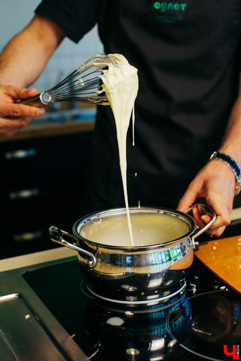 Бренд-шеф Roulet Дмитрий Орловский показал, как готовить фондю, а педагог Венского балета Сергей Игнатьев - как его танцевать