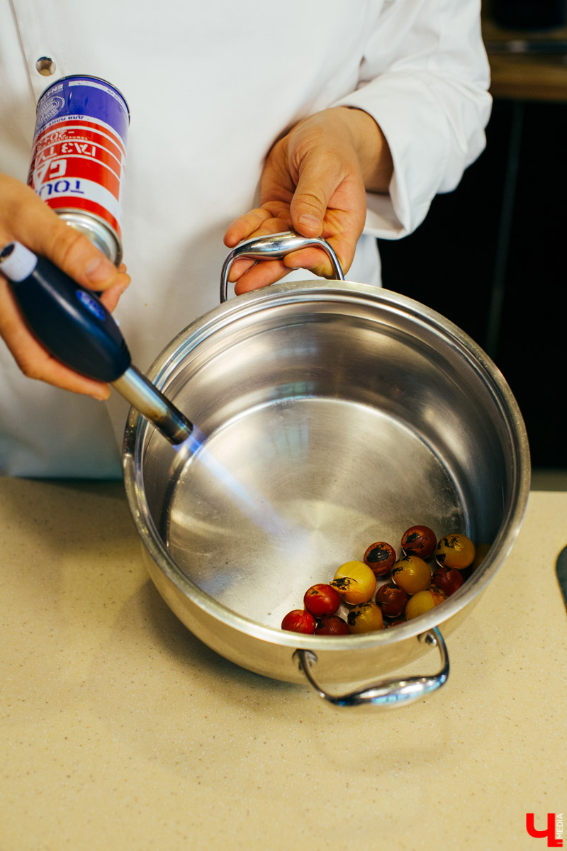 Бренд-шеф Roulet Дмитрий Орловский показал, как готовить фондю, а педагог Венского балета Сергей Игнатьев - как его танцевать