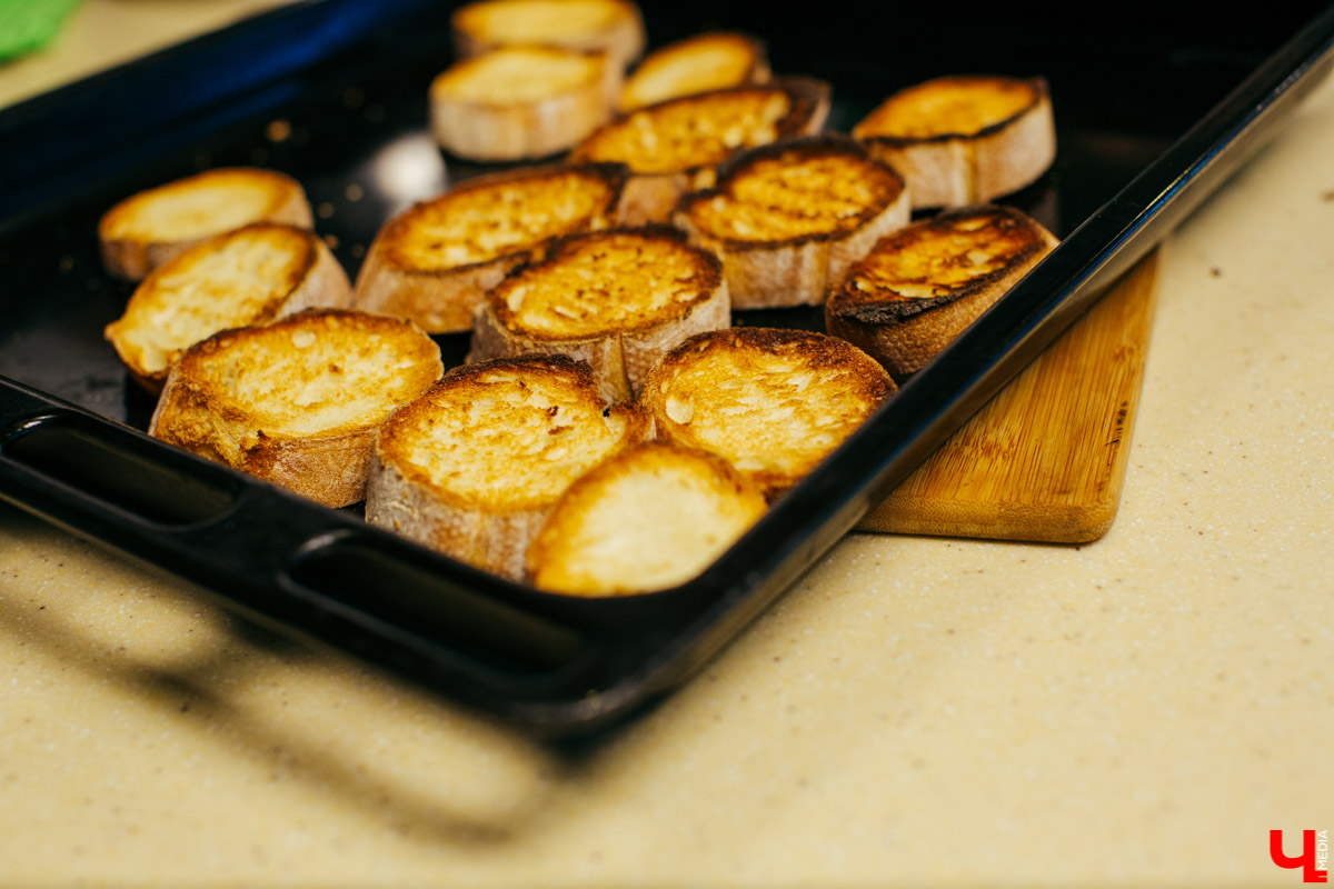 Бренд-шеф Roulet Дмитрий Орловский показал, как готовить фондю, а педагог Венского балета Сергей Игнатьев - как его танцевать