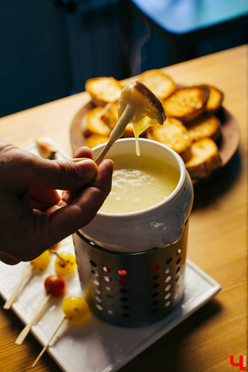 Бренд-шеф Roulet Дмитрий Орловский показал, как готовить фондю, а педагог Венского балета Сергей Игнатьев - как его танцевать