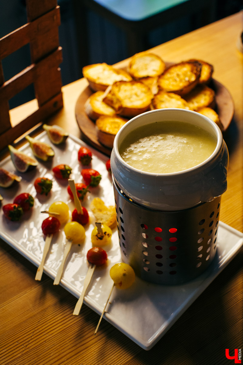 Бренд-шеф Roulet Дмитрий Орловский показал, как готовить фондю, а педагог Венского балета Сергей Игнатьев - как его танцевать