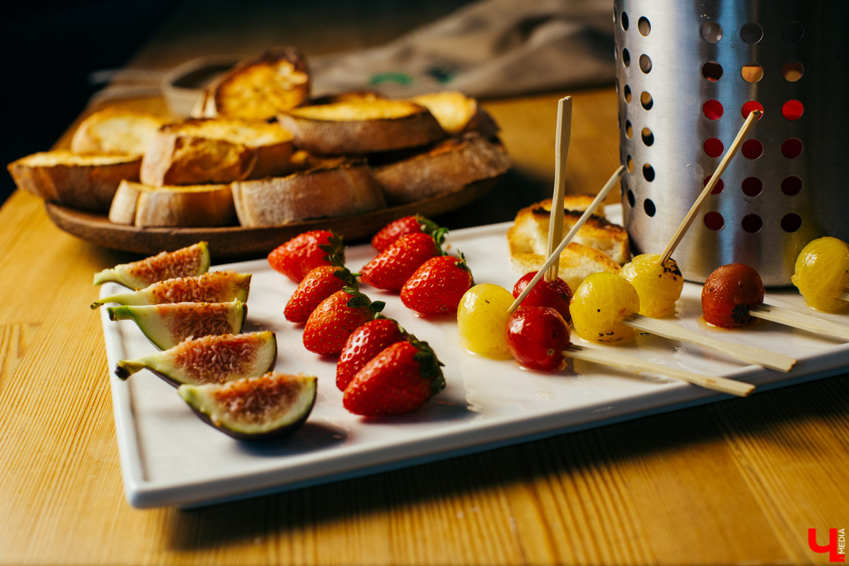 Бренд-шеф Roulet Дмитрий Орловский показал, как готовить фондю, а педагог Венского балета Сергей Игнатьев - как его танцевать